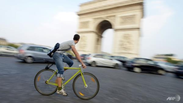 'Opt for cycling': French car ads must back alternatives