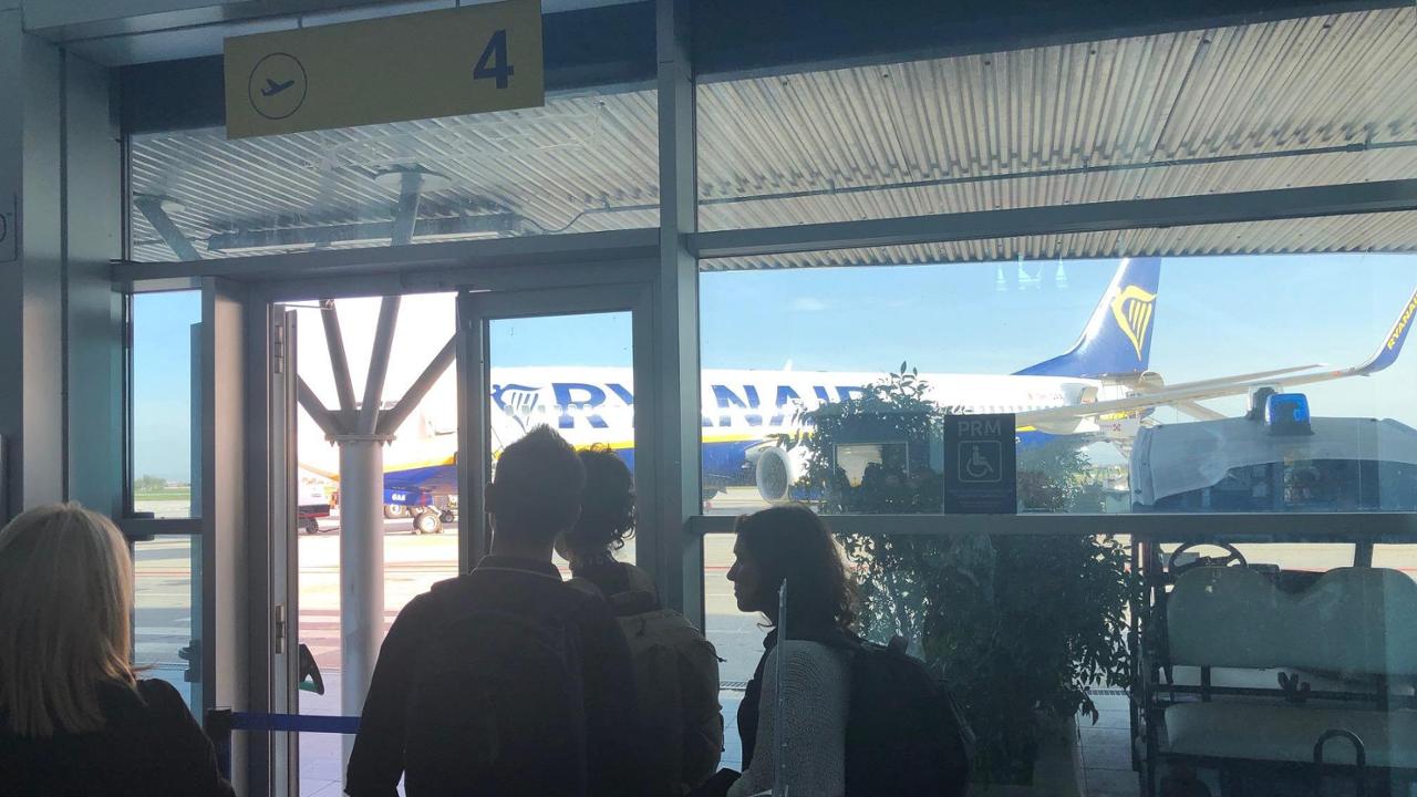 Israel: the child does not have a ticket, the parents leave him at the airport and try to board the flight.  Stopped by the police