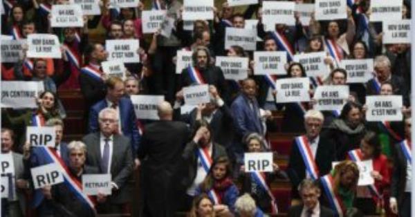 France, rejected the motion of no co<em></em>nfidence in the government supported by all the oppositions: o<em></em>nly 9 votes were missing