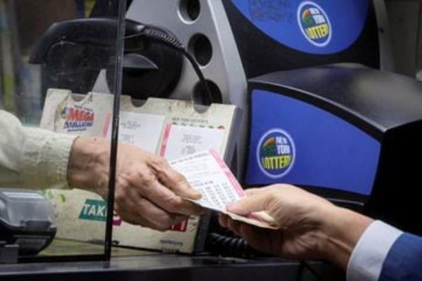 Un hombre latino de California afirma ser el verdadero ganador del jackpot de $2 billo<em></em>nes de Powerball. José Rivera asegura que le robaron su boleto.