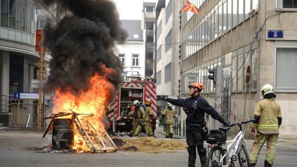 Protesting farms in Brussels set fire to tyres and bales of hay in the city's European district