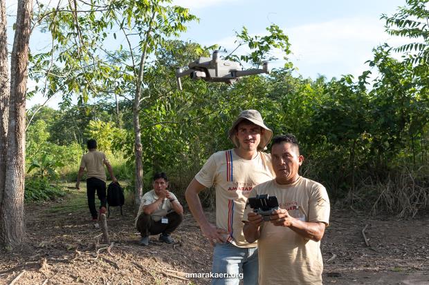 Local forest surveillance teams use a drone to carry out mo<em></em>nitoring work at Peru’s Amarakaeri Communal Reserve. 